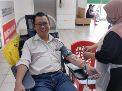 图：陈泓宾（左）在捐血活动中献血，为麻坡医院血库补充血浆。