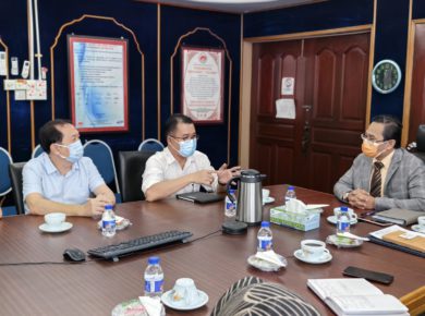 图：黄益豪（右一）、陈泓宾（右二）与麻坡专科医院院长法伊鲁斯医生（右三），探讨麻坡专科医院的提升规划。