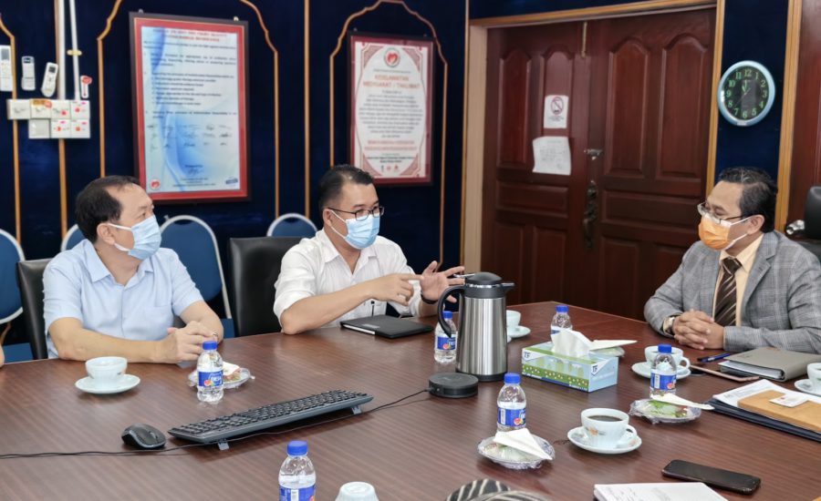 图：黄益豪（右一）、陈泓宾（右二）与麻坡专科医院院长法伊鲁斯医生（右三），探讨麻坡专科医院的提升规划。